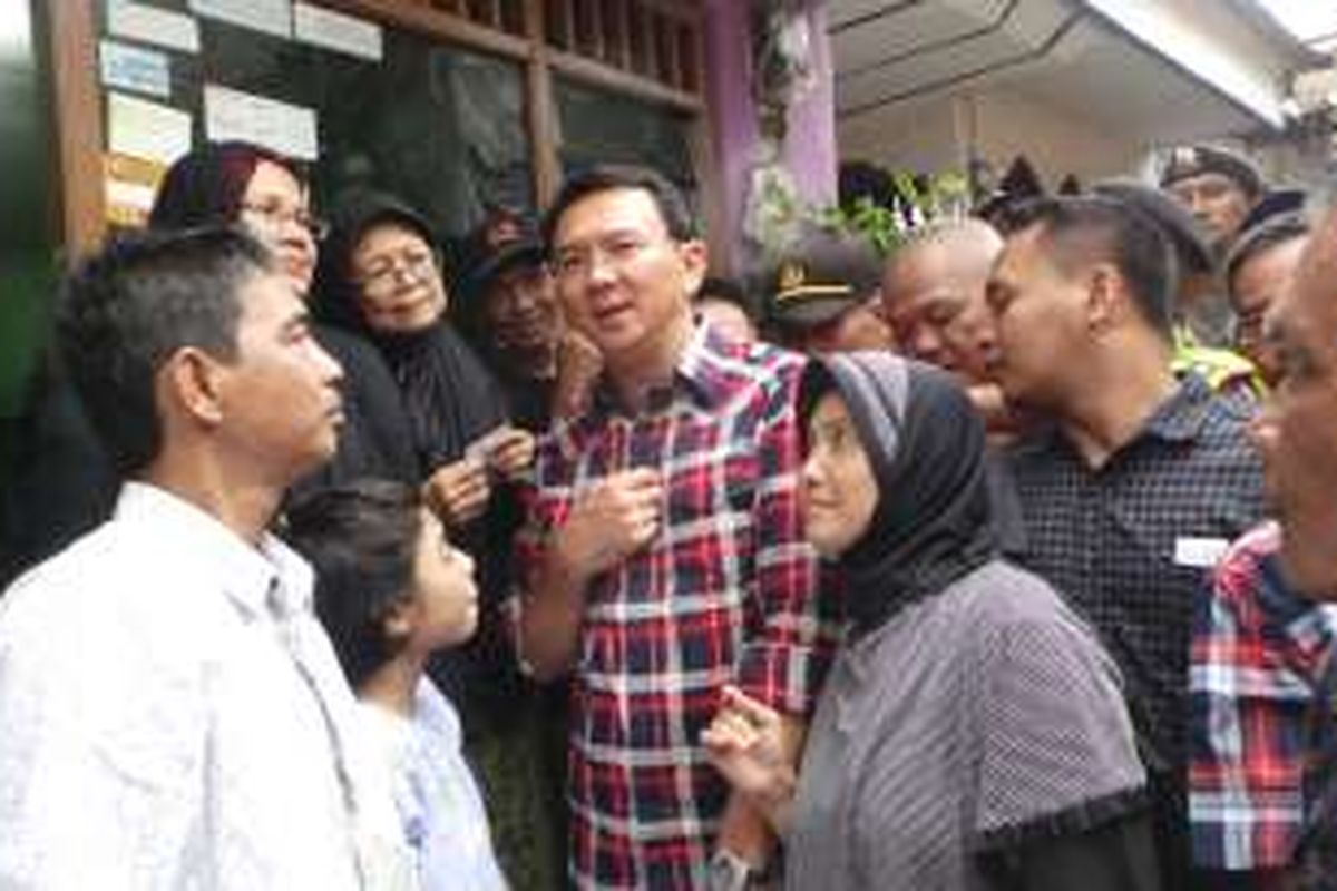 Calon gubernur DKI Jakarta Basuki Tjahaja Purnama atau Ahok saat berkampanye di Ciracas, Jakarta Timur, Selasa (15/11/2016).