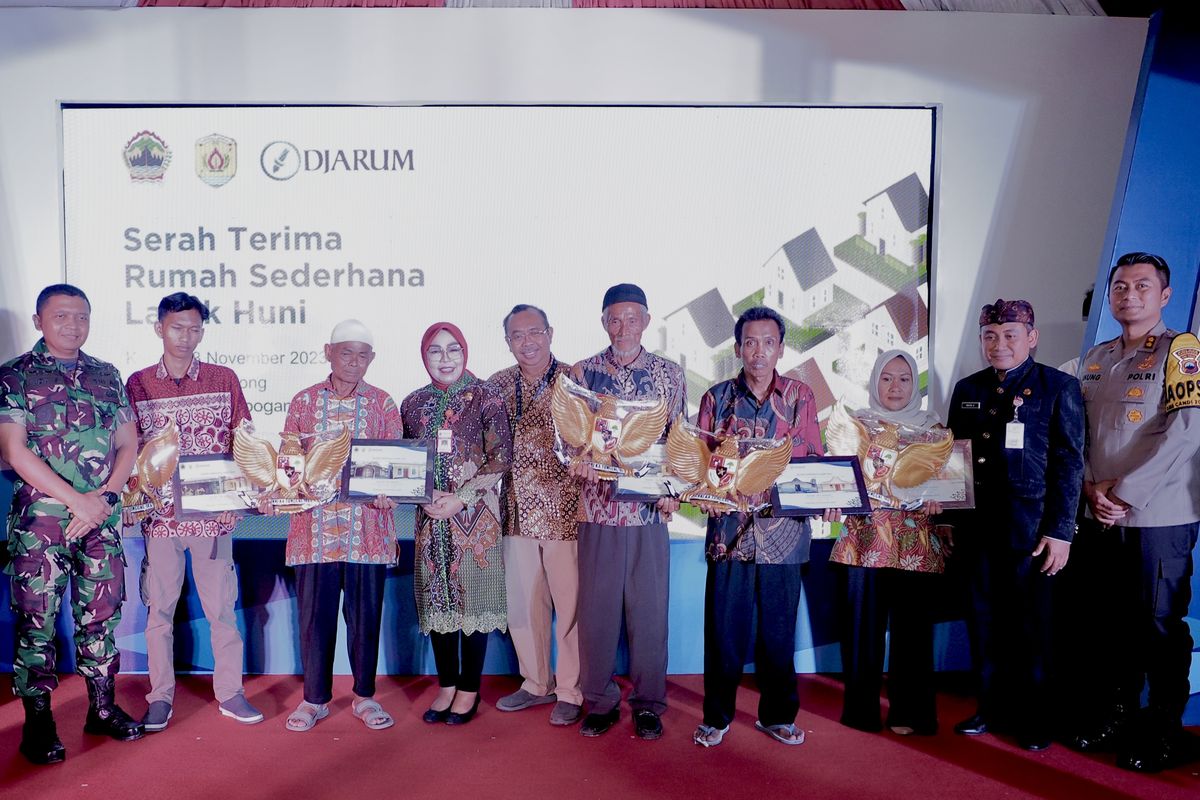 Beberapa warga Grobogan dan Blora yang rumahnya direnovasi oleh PT Djarum dalam program Rumah Sederhana Layak Huni. 