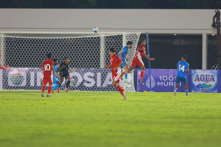 Pemain timnas U23 Indonesia berebut bola di udara dengan pemain timnas U23 India pada laga persahabatan antara Indonesia vs India di Stadion Madya, Jakarta, Jumat (10/10/2025).