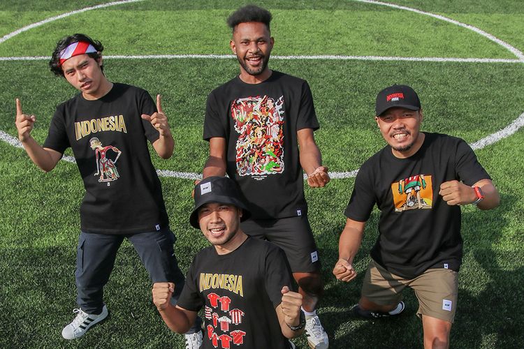 Fajar Ramadhan, Azka Alfi, Ade Mahardhika, dan Hari Prast bersama-sama membuat karya fesyen sebagai bentuk dedikasi mereka terhadap sepak bola Indonesia.