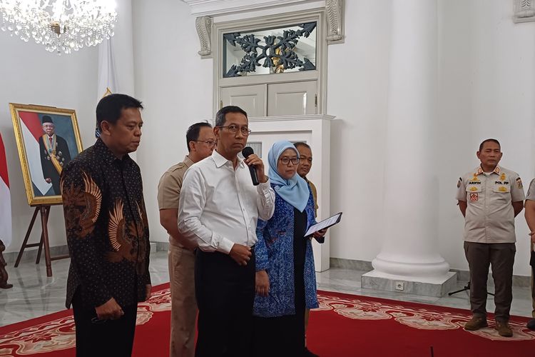 Penjabat (Pj) Gubernur DKI Jakarta Heru Budi Hartono saat mengumumkan besaran UMP DKI Jakarta 2024, Selasa (21/11/2023).