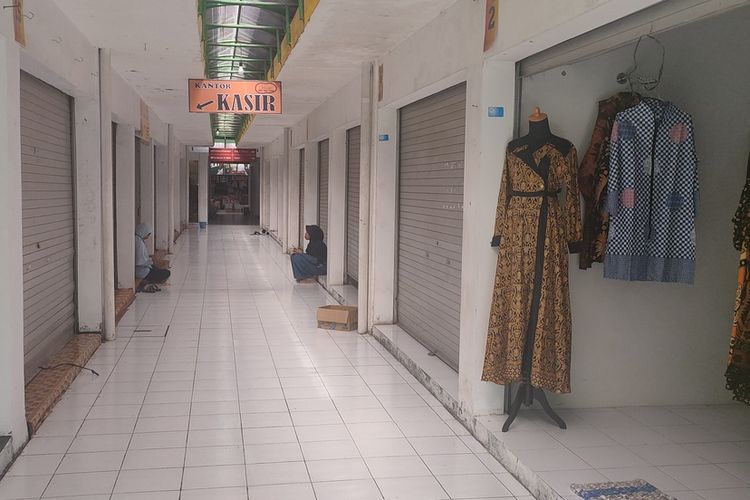 Dua blok dalam Pasar Sentolo Baru, Kapanewon Sentolo, Kabupaten Kulon Progo, Daerah Istimewa Yogyakarta, mulai berbenah menjadi tempat usaha oleh-oleh.