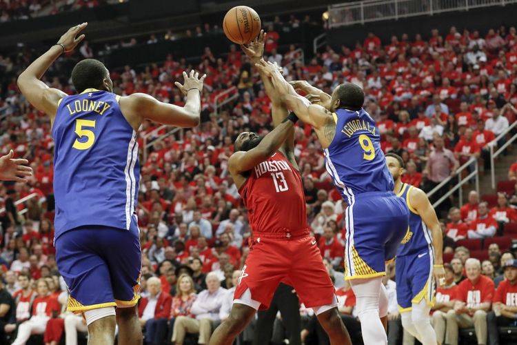 James Harden (tengah) saat tampil pada laga Golden State Warriors vs Houston Rockets yang merupakan partai keempat semifinal Wilayah Barat playoffs NBA 2019, di Toyota Center, 4 Mei 2019.