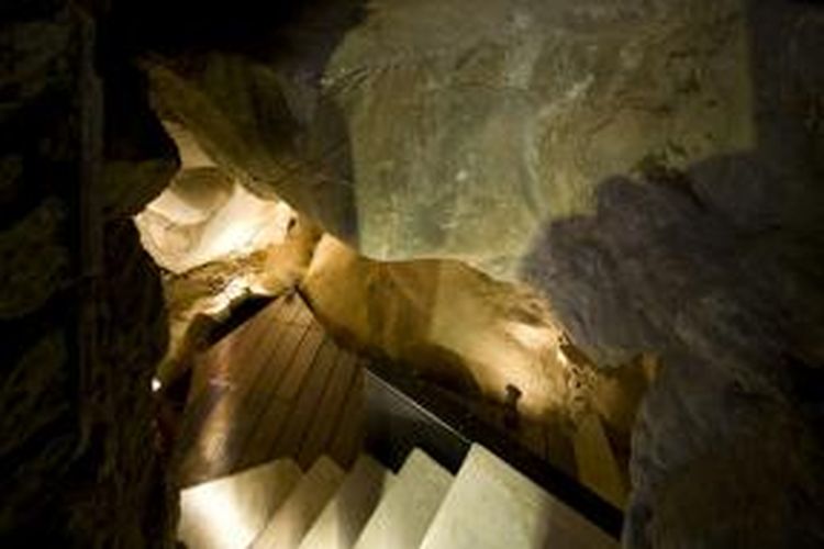 Proyek pembangunan tangga ini dicetuskan oleh departemen kebudayaan Alentejo dan diselesaikan pada 2011. Gua ini ditemukan pada 1963, namun disinyalir berasal dari 10.000 hingga 50.000 tahun sebelum Masehi.