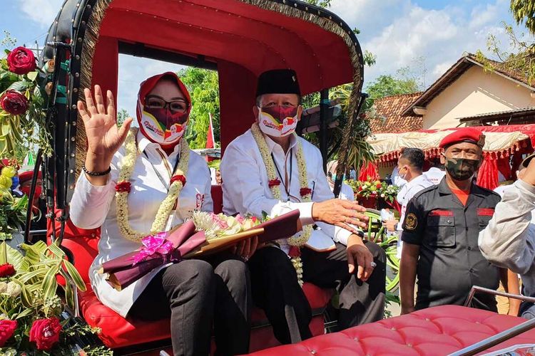 Pasangan calon Bupati dan Wakil Bupati di Pilkada Grobogan, Jawa Tengah, Sri Sumarni dan Bambang Pujiyanto mendaftarkan diri ke kantor KPU setempat dengan menumpang kereta kuda, Jumat (4/9/2020).