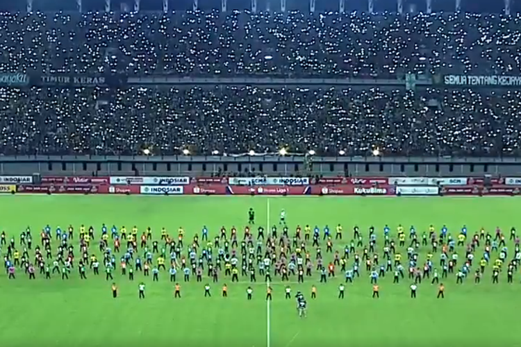 Suasana pembukaan kompetisi Shopee Liga 1 2020 yang digelar di Stadion Gelora Bung Tomo, Surabaya, pada Sabtu (29/2/2020).