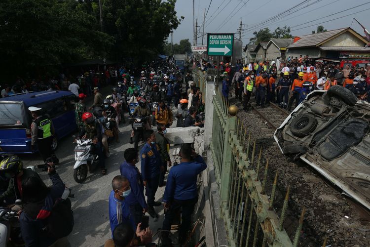 Kemacetan lalu lintas terjadi di Jalan Raya Citayam saat evakuasi mobil Mobilio
dengan nomor polisi B 1563 NYZ yang tertabrak KRL Commuter Line di Depok, Jawa Barat, Rabu (20/4/2022). Akibat kejadian ini jadwal KRL dari Depok menuju Jakarta terganggu.