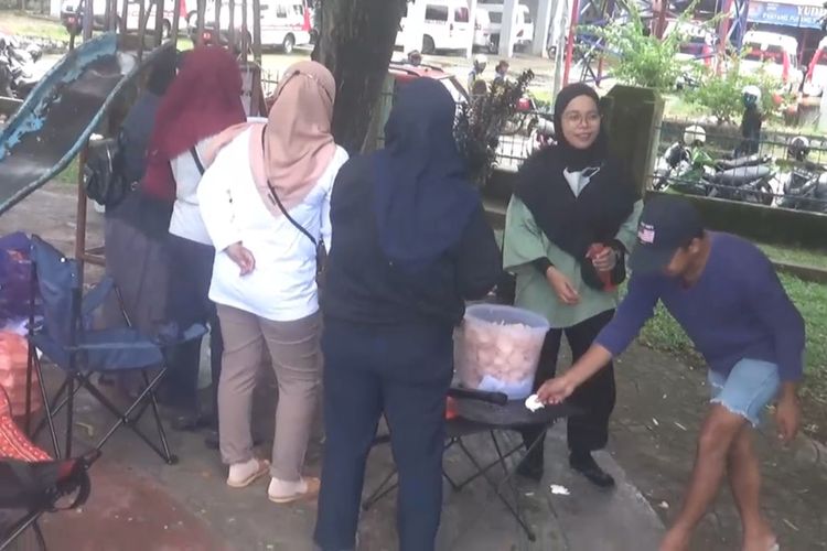 Kisah Herok, Komunitas Emak-Emak Mamuju Dirikan Lapak Makan Gratis Bagi Warga Kurang Mampu *** Local Caption *** Kisah Herok, Komunitas Emak-Emak Mamuju Dirikan Lapak Makan Gratis Bagi Warga Kurang Mampu