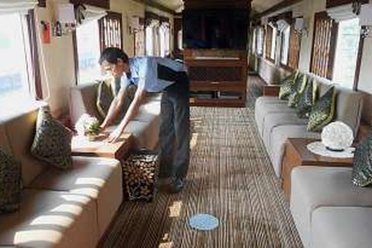 Desain interior kereta wisata Sumatera, Rabu (29/6/2016). Kereta ini bisa menampung 22 penumpang.