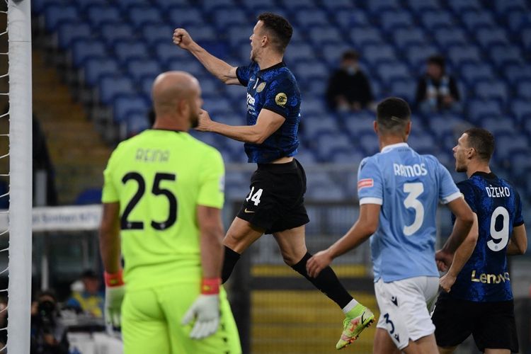 Gelandang Inter Milan Ivan Perisic (tengah) berselebrasi usai mencetak gol penalti ke gawang Lazio pada laga pekan kedelapan Liga Italia 2021-2022 di Stadion Olimpico, Roma, Sabtu (16/10/2021) malam WIB.