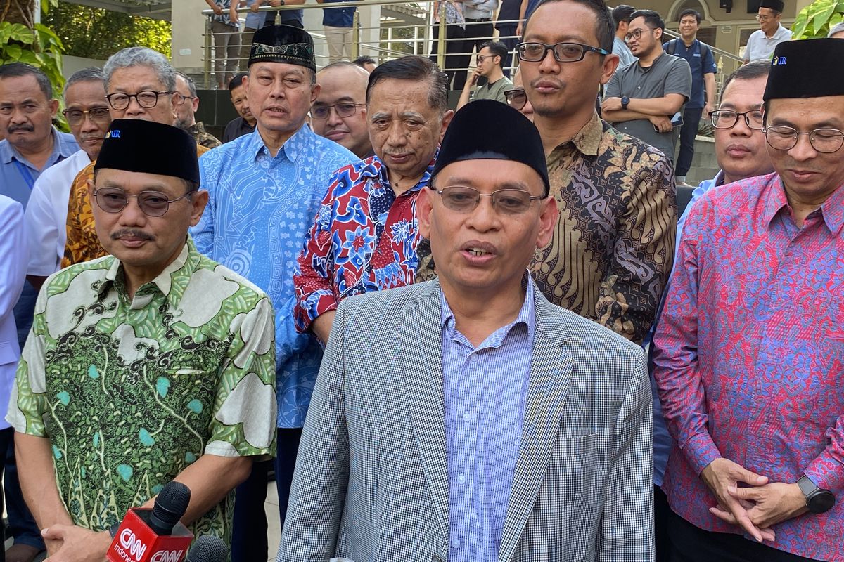 Dekan FK Unair, Prof. Budi Susanto (kiri) dengan Rektor, Prof. M. Nasih, Selasa (9/7/2024).