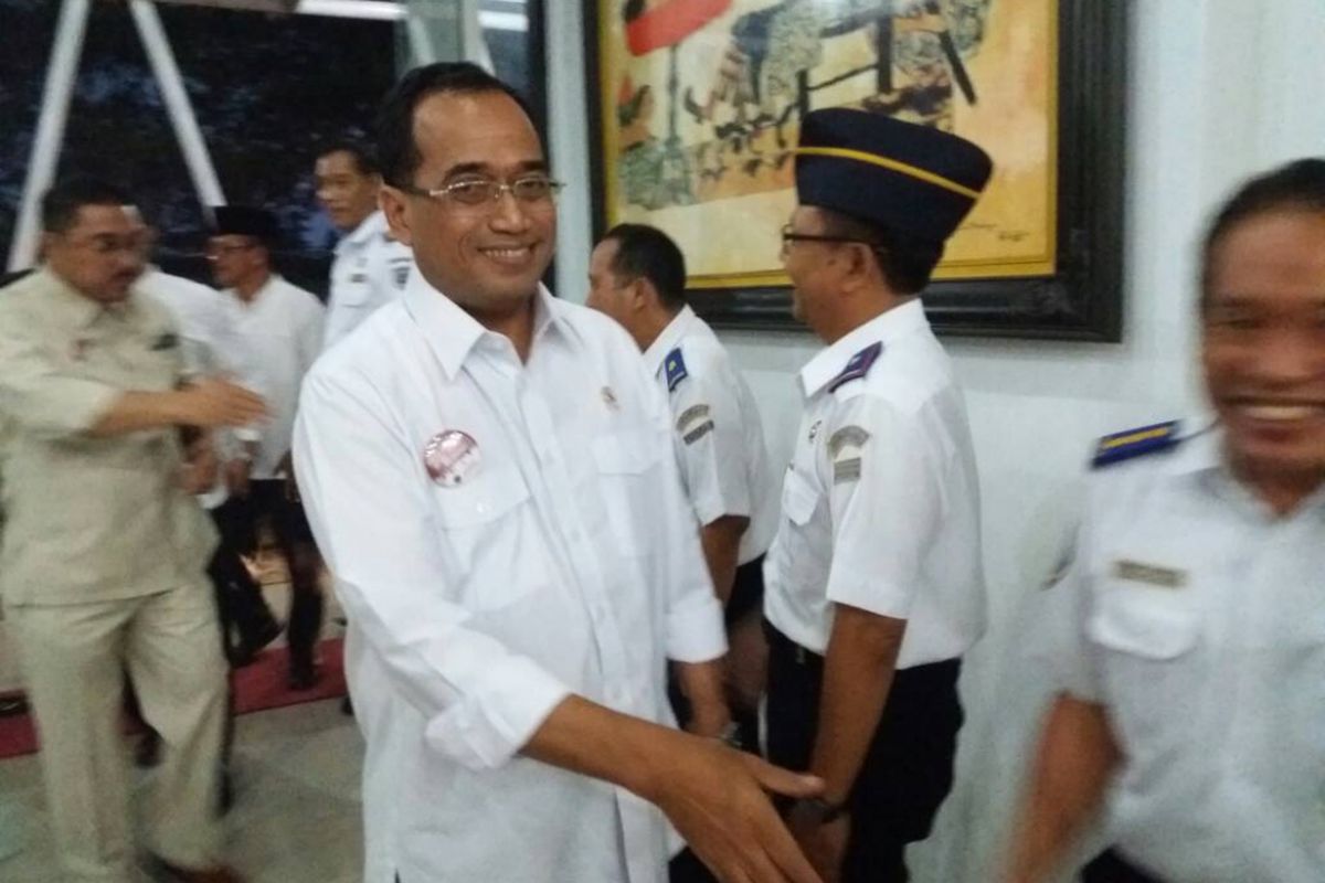 Menteri Perhubungan Budi Karya Sumadi seusai meninjau pelabuhan penyeberangan di Ketapang, Banyuwangi Sabtu (17/6/2017). 