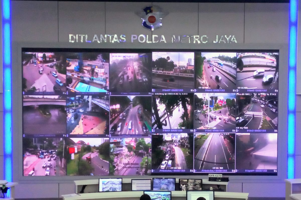 Layar pemantau arus lalu lintas di ruang Traffic Management Center (TMC) Polda Metro Jaya, Selasa (5/4/2022).