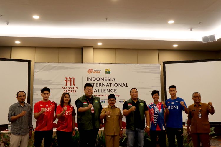 Ketua Panitia Pelaksana Armand Darmadji dan Walikota Malang Sutiaji bersama perwakilan pemain saat konferensi pers jelang Indonesia International Challenge 2022 di Hotel Harris Malang, Senin (10/10/2022) siang.