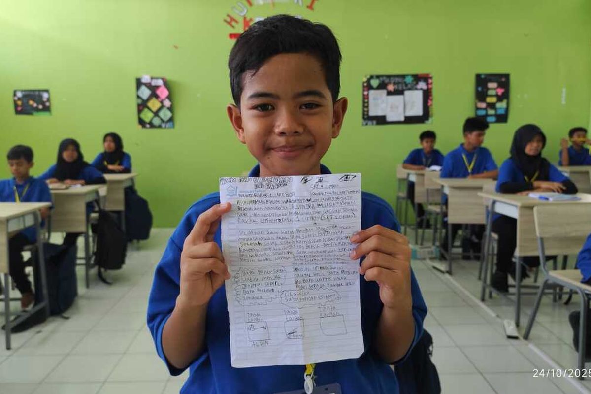Alvindra menunjukan surat untuk Prabowo Subianto - Gibran Rakabuming Raka kepada Kompas.com di ruang kelas Sekolah Rakyat di Lingkungan SMPN 16 Kota Cirebon pada Jumat (24/10/2025) siang.