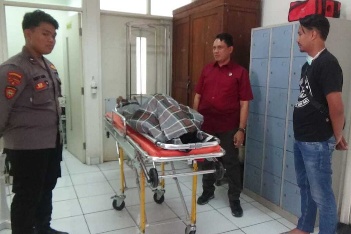 Mayat Sakur (37) warga Desa Kajuanak, Kecamatan Galis, Kabupaten Bangkalan, Jawa Timur, dibawa ke Puskesmas Galis untuk diotopsi. Korban tewas dengan kondisi leher tergorok.