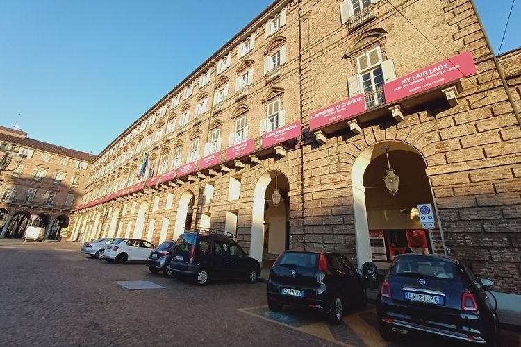 Salah satu bangunan di dekat alun-alun Piazza Castello di Kota Turin, Italia yang dijepret menggunakan lensa wide Reno3.