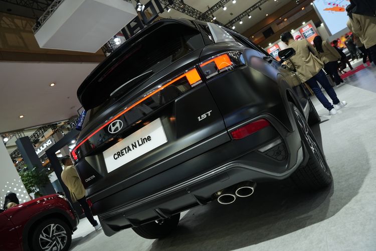 Bagian belakang Hyundai CRETA N Line menonjolkan identitas sporty lewat aksen khas N Line dan desain knalpot ganda yang memperkuat karakter driver-oriented