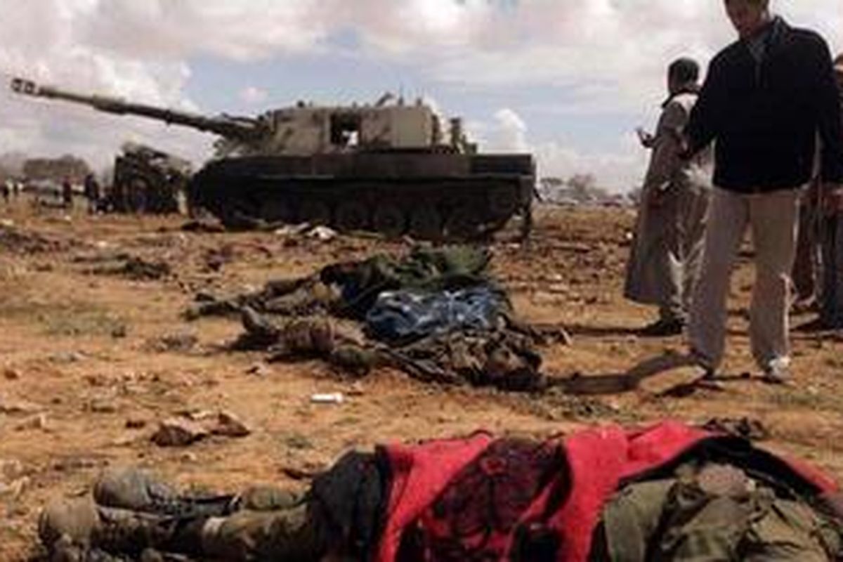 Warga Libya memotret tentara bayaran dari Afrika yang tewas digempur pesawat tempur Perancis di al-Wayfiyah, sebelah barat Benghazi, 20 maret 2011. 