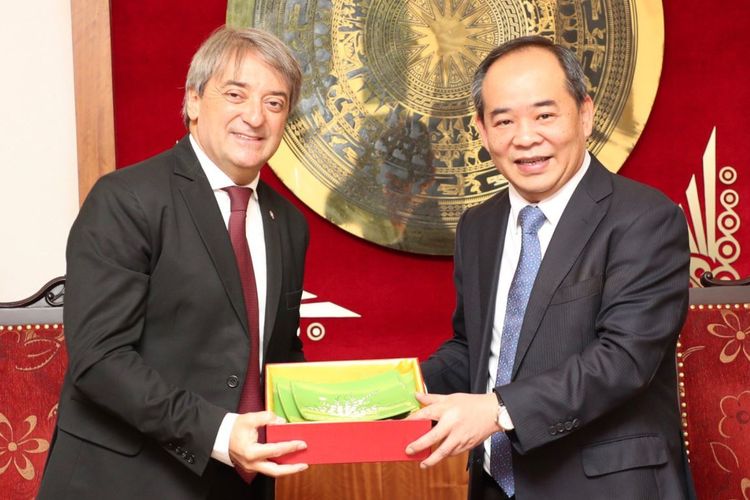 Presiden Federasi Sepak Bola Vietnam, Le Khanh Hai (kanan), saat masih menjabat sebagai Wakil Menteri Kementerian Budaya, Olahraga, dan Turisme Vietnam pada Maret 2019.