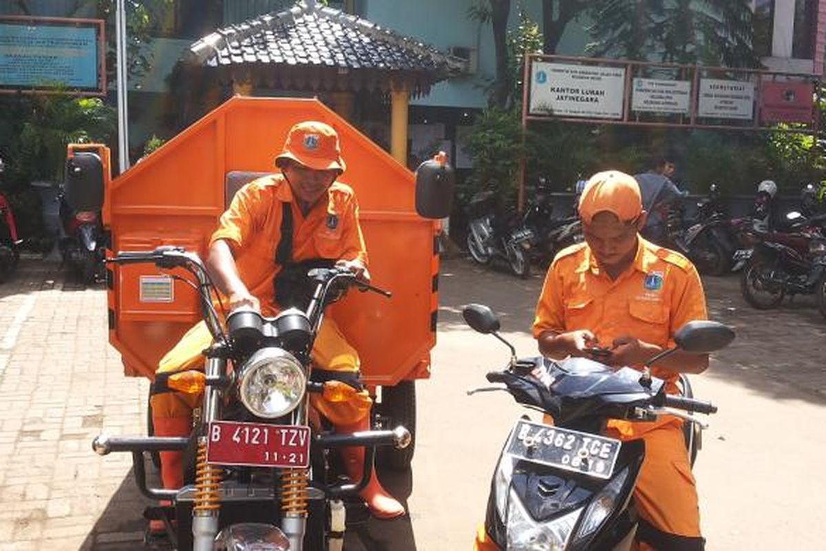 Sejumlah  petugas pemelihara prasarana dan sarana umum (PPSU) atau yang lebih dikenal sebagai 