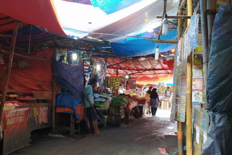 Pasar Anyar Tangerang saat pedagang tahu dan tempe menutup gerainya, Minggu (3/1/1) sore.