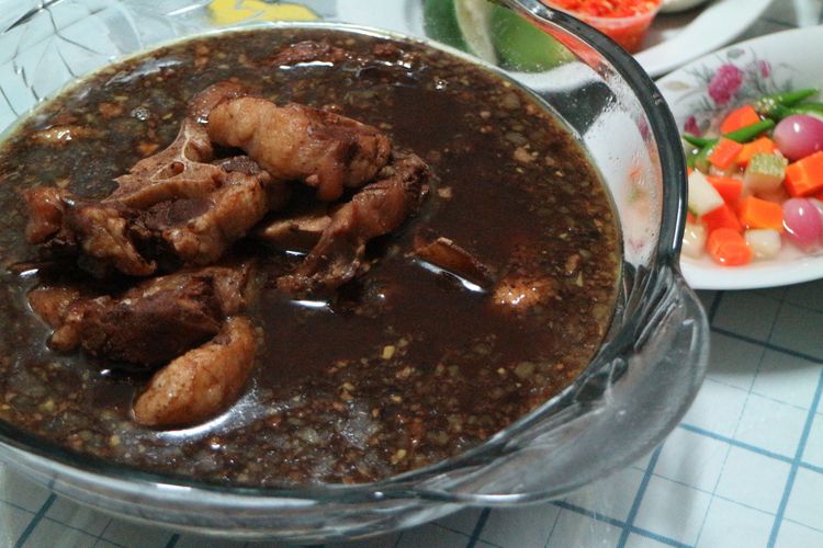 Rawon buntut Renny Sutiyoso dilengkapi telur asin, sambal. jeruk nipis, kerupuk, acar, daun bawang, dan kecambah