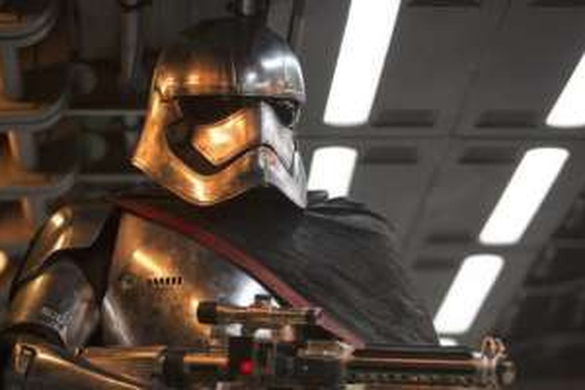 Gwendoline Christie beraksi sebagai Captain Phasma dalam Star Wars: Episode VII - The Force Awakens (2015)