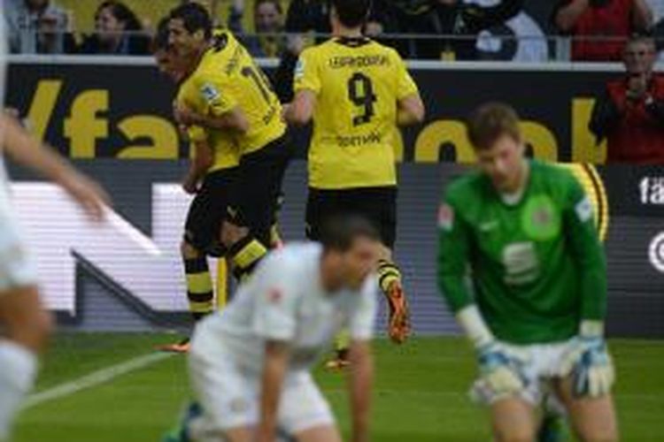 Para pemain Dortmund merayakan gol yang dicetak Jonathan Hofmann ke gawang Braunschweig pada lanjutan Bundesliga di Stadion Signal Iduna Park, Minggu (18/8/2013). Dortmund menang 2-1 pada laga tersebut. 