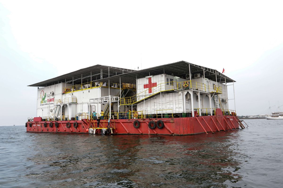 Rumah sakit apung Nusa Waluya II milik doctorSHAREs ( Yayasan Dokter Peduli) tengah berlabuh di Jakarta, Kamis (28/11/2019). DoctorSHAREs adalah lembaga non profit yang fokus menangani layanan kesehatan medis dan bantuan kemanusiaan.