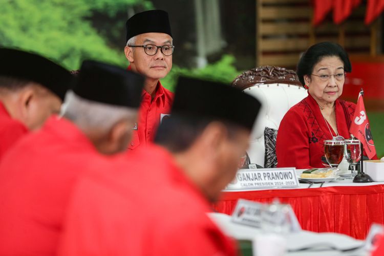 Bakal Calon Presiden PDI-P Ganjar Pranowo dan Ketua Umum PDI-P Megawati Soekarnoputri saat menggelar pertemuan kerjasama politik dengan PPP di Kantor Dewan Pimpinan Pusat (DPP) Partai Demokrasi Indonesia Perjuangan (PDI-P), Jakarta, Minggu (30/4/2023). Pertemuan ini untuk merumuskan agenda dan tahapan pemenangan terhadap Ganjar Pranowo.