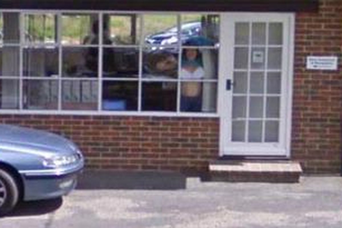 Gambar wanita yang memamerkan bra dan payudaranya di depan kamera Google Street View.