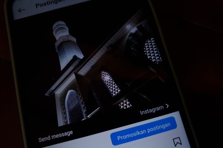 Fitur tombol WhatsApp dan DM IG di postingan Instagram.