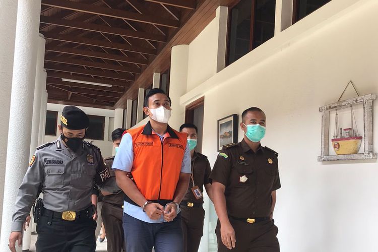 DGR, anak mantan Sekda Buleleng Dewa Ketut Puspaka, saat mengenakan rompi tahanan di kantor Kejati Bali pada Rabu (10/8/2022). /Dok.Humas Kejati Bali