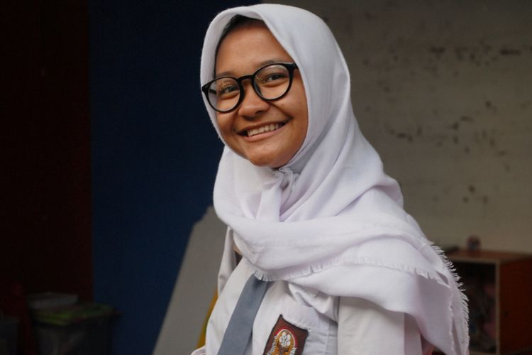 Wiwik Susanti, salah satu siswi berprestasi kelas 2 SMAN 5 Purwokerto binaan TBM Wadas Kelir,
Senin (20/8/2018). 