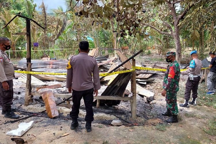 Anggota TNI dan Polri di lokasi bekas rumah warga yang dibakar akibat dugaan pemilik rumah memiliki ilmu hitam.