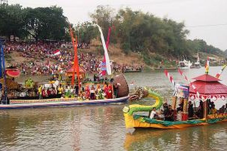 Parade perahu hias dalam rangkaian Festival Bengawan Solo di Bojonegoro, Jawa Timur, Minggu (20/9/2015), diikuti 41 perahu hias. Kegiatan itu menjadi hiburan sekaligus diharapkan menghidupkan potensi ekonomi dan wisata Bojonegoro. Selain berbagai replika satwa atau bangunan, parade itu juga mengenalkan potensi seni budaya masyarakat yang hidup dan berkembang di sekitar Bengawan Solo. Malamnya, digelar festival menyalakan ratusan damar kurung agung. 