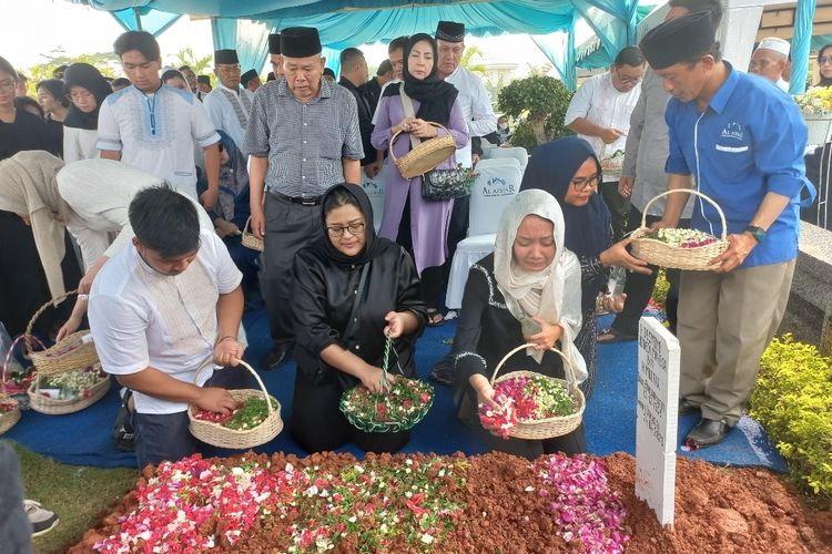 Prosesi pemakaman Wakil Komisi III DPR RI Desmond J Mahesa di Al-Azhar Memorial Garden, Karawang, Jawa Barat pada Sabtu (24/6/2023). Pihak keluarga tampak menangis sesaat menaburkan bunga di pusara Desmond.
