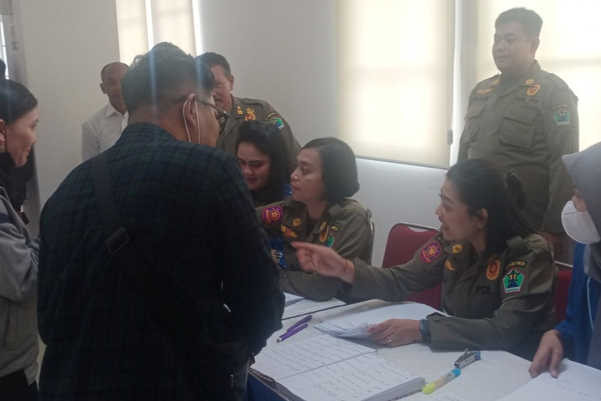 Ratusan pelapor terdampak kebakaran Mal Malang Plaza datangi posko pengaduan di Mini Block Office, Balai Kota Malang pada Selasa (2/5/2023). 