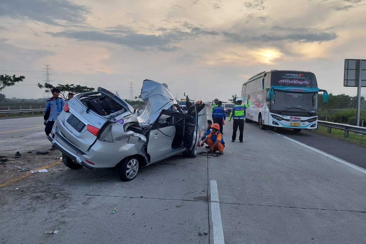 Kondisi Mobil Toyota Avanza B 2335 TZI yang ringsek usai mengalami kecelakaan tunggal di Tol Nganjuk, Jumat (24/6/2022). Doc: Polres Nganjuk