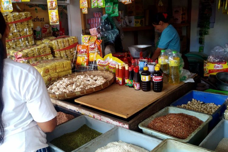 Kios bahan makanan pokok milik Marti'in di Pasar Legi, Kota Blitar, tak lagi menjual beras premium menyusul kelangkaan stok dan mahalnya harga beras sejak akhir 2023, Selasa (27/2/2024)