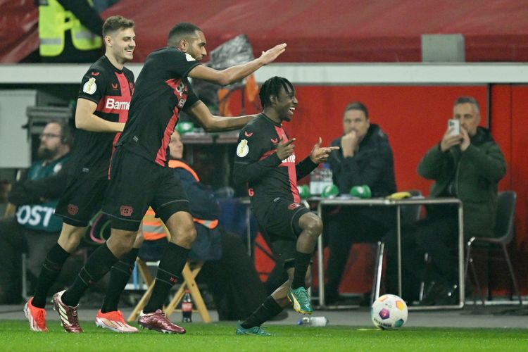 Bek Bayer Leverkusen Jeremie Frimpong (kanan) merayakan gol pertama timnya bersama Josip Stanisic (kiri) dan bek Jonathan Tah di semifinal Piala Jerman (DFB-Pokal) antara Bayer Leverkusen vs Fortuna Duesseldorf di Leverkusen, Jerman, pada 3 April 2024.