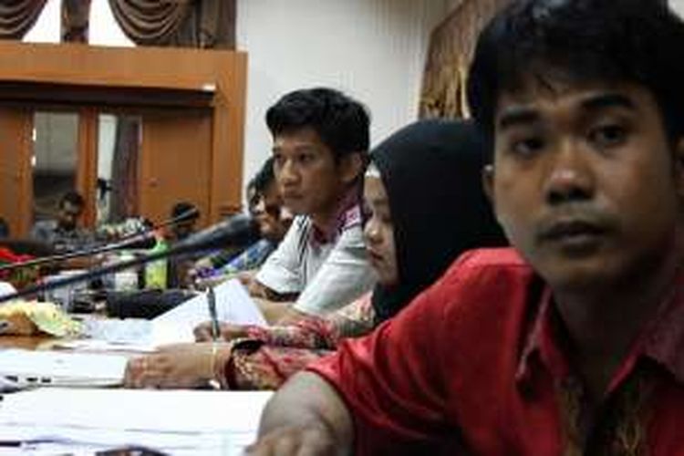 Asmah Santi (berkerudung hitam) kepala sekolah SMK Nurul Iman bersama perwakilan 13 guru yang dipecat sepihak oleh yayasan mengadukan nasib mereka kepada DPRD Nunukan. DPRD Nunukan mendesak Dinas Pendidikan Kabupaten Nunukan menyelesaikan kasua pemecatan sepihak oleh yayasan tersebut. 