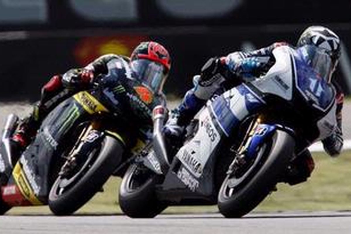 Pebalap Yamaha, Ben Spies (kanan), ketika bersaing dengan pebalap Yamaha Tech 3, Andrea Dovizioso, dalam balapan di Assen, Belanda, Sabtu (30/6/2012). Spies kalah dalam perebutan posisi ketiga.