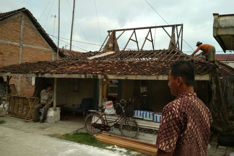 ?Rumah nelayan di Desa Gegunung Wetan, Kecamatan Rembang, Kabupaten Rembang, Jawa Tengah, mulai diperbaiki melalui program bedah rumah? dari Direktorat Jenderal Perikanan Tangkap Kementerian Kelautan dan Perikanan, Rabu (22/11/2017)?.