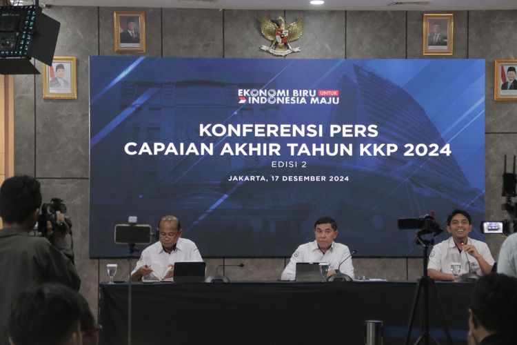 Konferensi pers pemaparan capaian kinerja BPPSDM KP di penghujung 2024 yang mencerminkan hasil kerja keras, kolaborasi, dan dedikasi seluruh jajaran dalam membangun SDM bersama media massa di Command Center KKP Jakarta, Selasa (17/12/2024).
