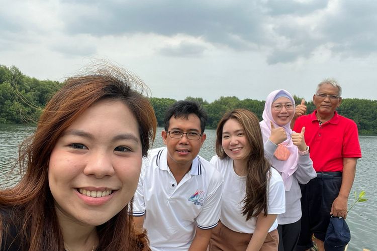 Anisatur Rokhmah dalam acara mangrove planting bersama rektor dan mahasiswa Prasetiya Mulya (Prasmul) lainnya.