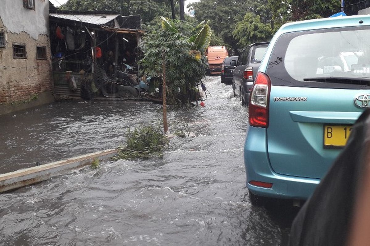 Genangan akibat curah hujan tinggi di Jalan Bambu Larangan, Kalideres, Jakarta Barat pada Jumat (25/1/2019).