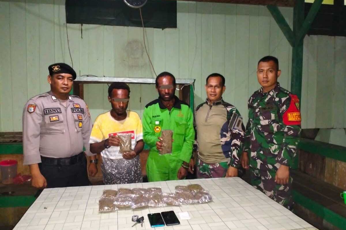 Satgas Pamtas Yonif 132/BS Pos KM 31 berhasil menggagalkan penyeludupan narkoba jenis ganja kering seberat 650 gram Di Jl.Trans Jayapura-Wamena Kampung.Arso 1, Distrik Arso, Kabupaten Keerom, Provinsi Papua, Kamis (09/03/2023). Barang bukti ganja dan dua orang pelaku telah diserahkan kepada Polres Keerom untuk proses hukum lebih lanjut.