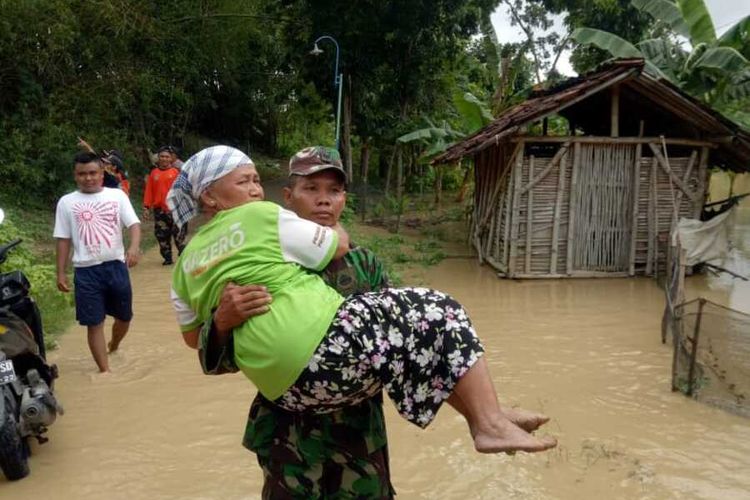 Anggota TNI dari Kodim 0716 Demak mengevakuasi seorang nenek yang menjadi korban banjir  di Desa Trimulyo Kecamatan Guntur Kabupaten Demak Provinsi Jateng akibat jebolnya Sungai Tuntang, Kamis (9/1/2020)